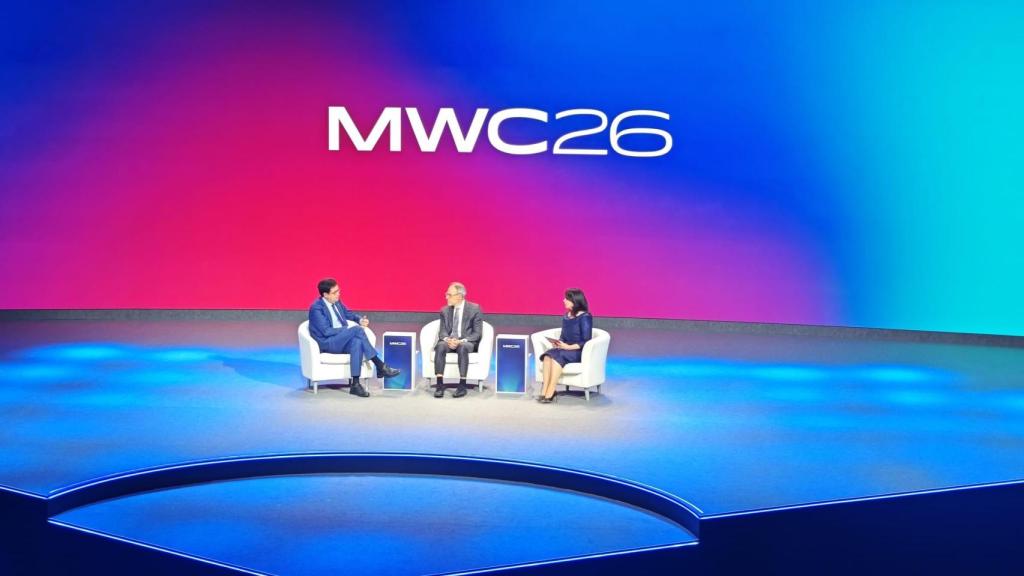 Óscar López, ministro de Transformación Digital y la Función Pública, y David Zapolsky, vicepresidente y Chief Global Affairs & Legal Officer de Amazon, en MWC 2026.
