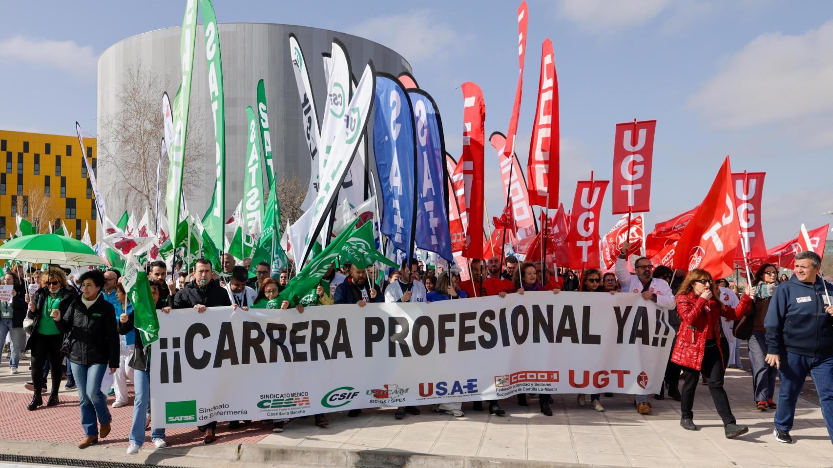 La manifestación por la carrera profesional sanitaria, en fotos: del hospital de Toledo a la sede del Sescam