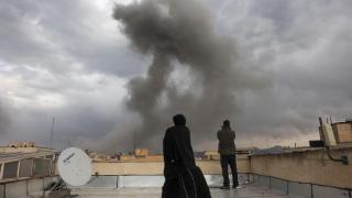 El humo se eleva tras una explosión, después de que Israel y Estados Unidos lanzaran ataques contra Irán, en Teherán.