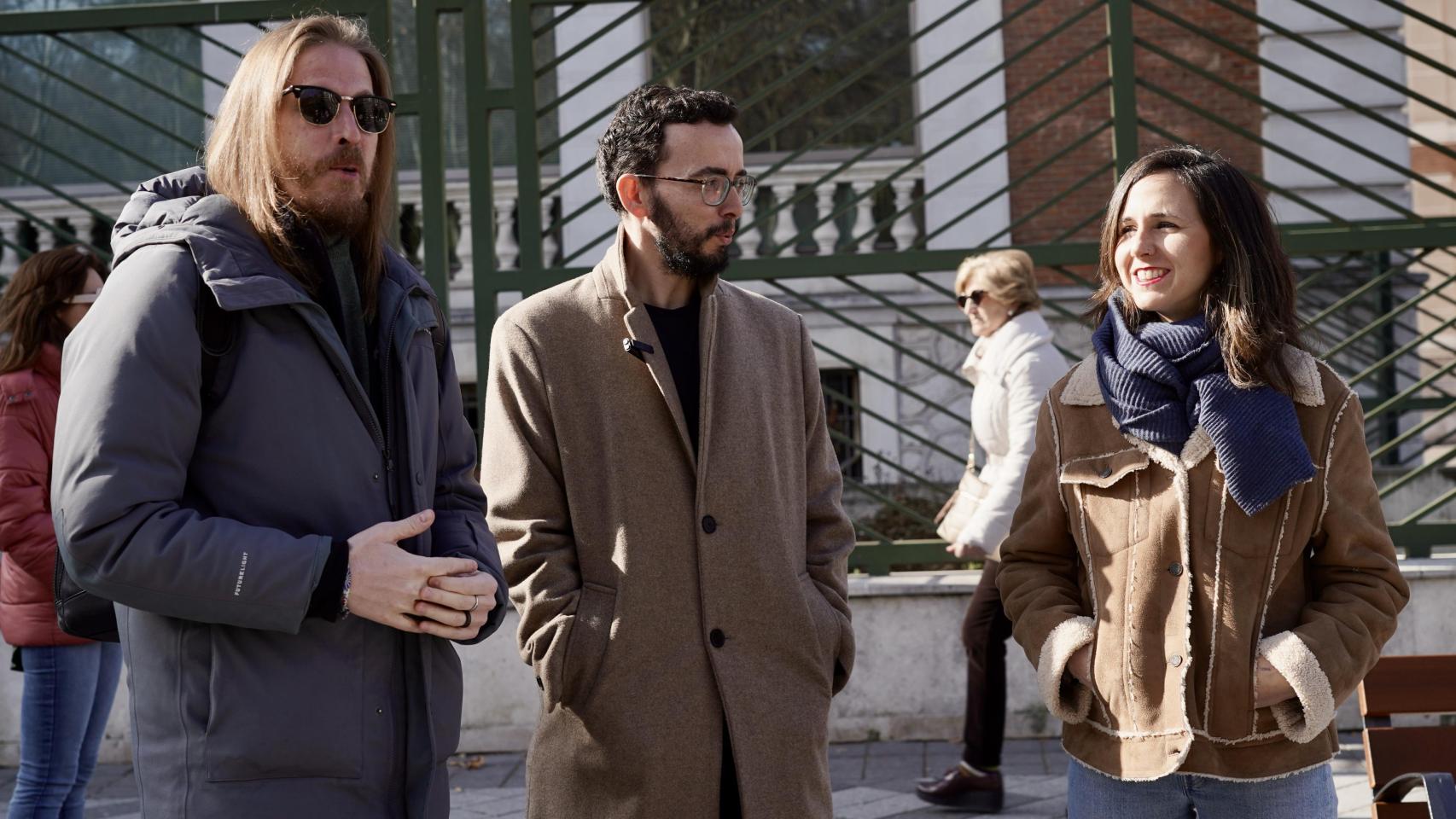 La secretaria general y diputada de Podemos, Ione Belarra; el secretario de Organización y portavoz de Podemos, Pablo Fernández, y el candidato de Podemos-Alianza Verde a la Presidencia de la Junta de Castilla y León, Miguel Ángel Llamas, ofrecen declaraciones a los medios, en la Consejería de Sanidad de la Junta de Castilla y León