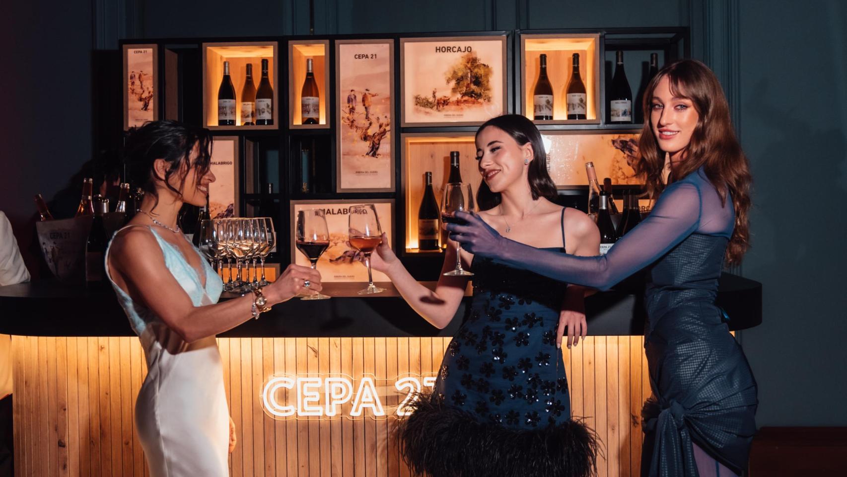 Actrices brindando con Cepa 21durante la fiesta
