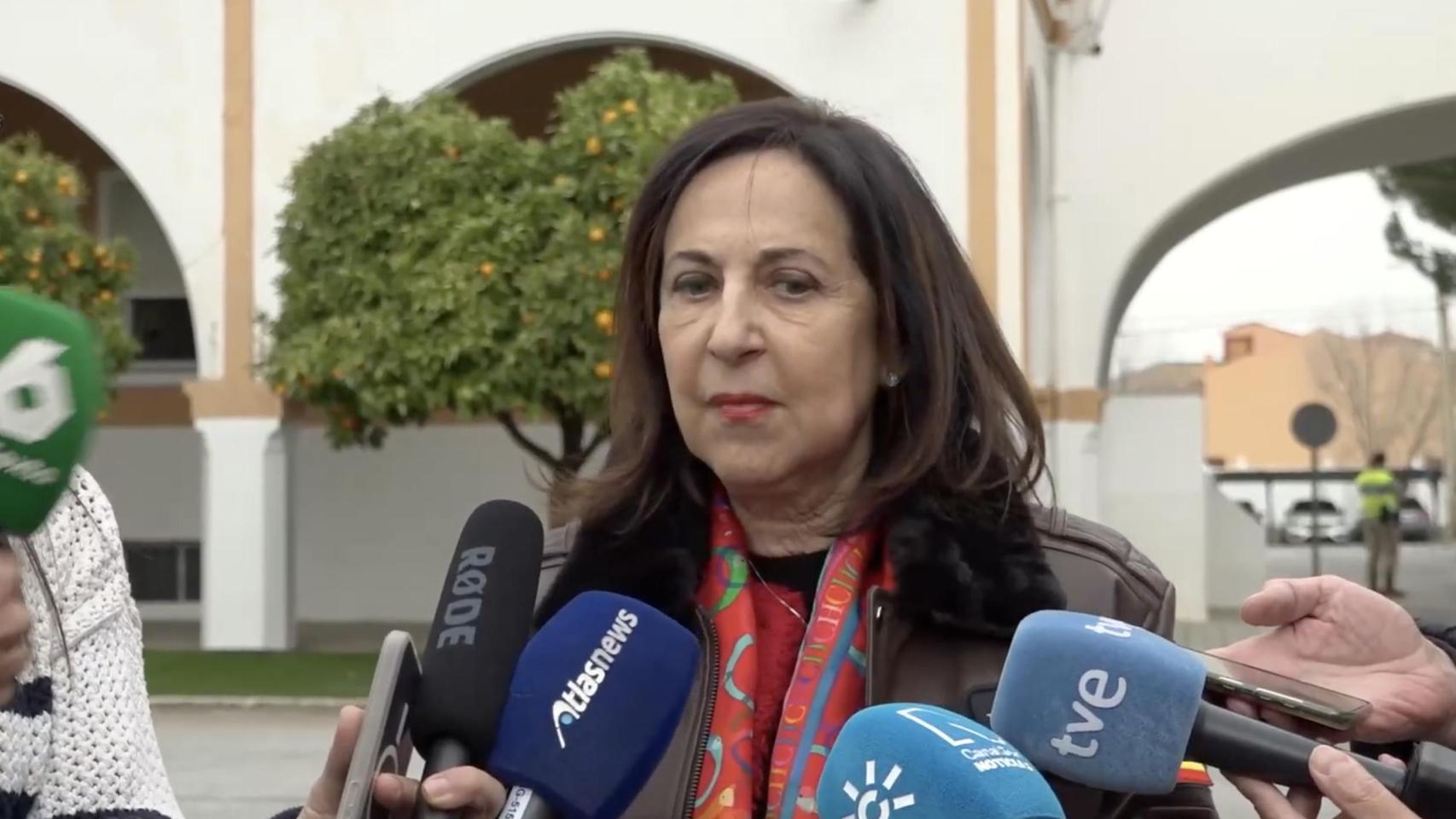 La ministra de Defensa, Margarita Robles, durante su visita a la Escuela Militar de Helicópteros-Ala 78, ubicada en la Base Aérea de Armilla (Granada),