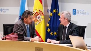 El presidente de la Xunta de Galicia, Alfonso Rueda, y el conselleiro de Presidencia, Diego Calvo, en la reunión del Consello da Xunta este lunes.