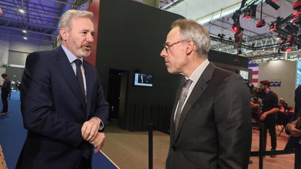 Jorge Azcón, presidente de Aragón, con  David Zapolsky, vicepresidente y Chief Global Affairs & Legal Officer de Amazon, en MWC 2026.