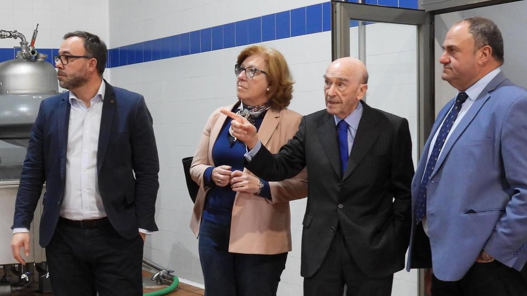 Rafael Torres, presidente de Virgen de las Viñas, junto al alcalde de Tomelloso, Javier Navarro y al consejero de Agricultura, Ganadería y Desarrollo Sostenible, Julián Martínez Lizán.