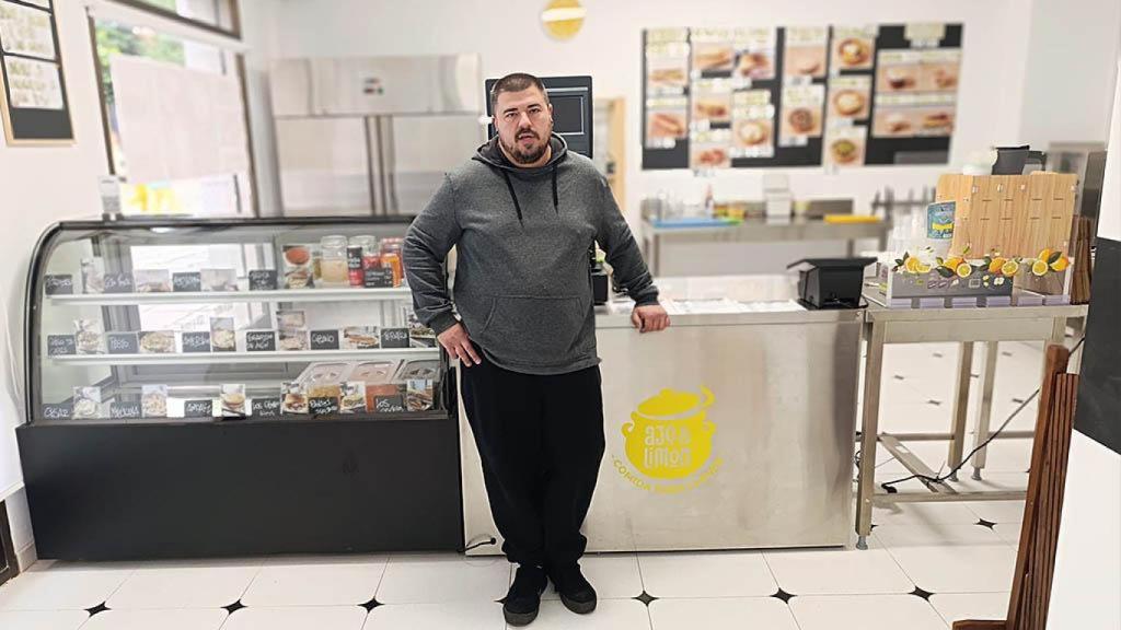Carlos Manuel Alcaide en el interior de su negocio.