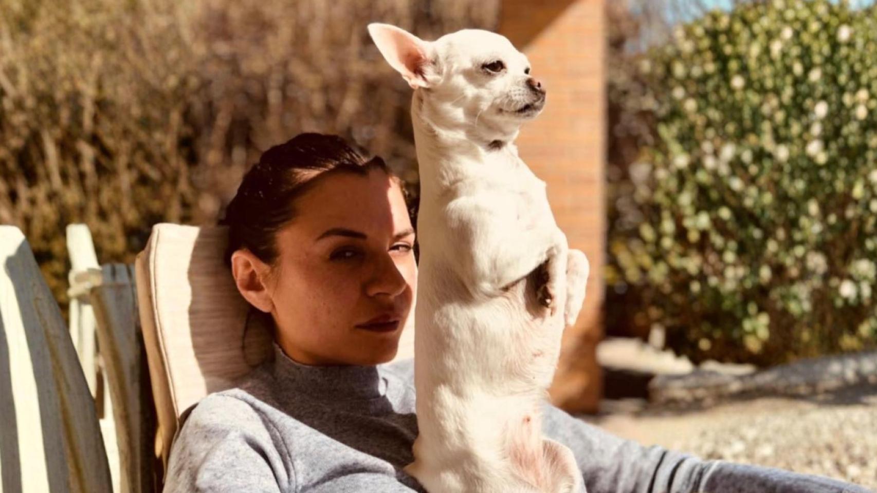 Miren Ibarguren con su perra, Pony.