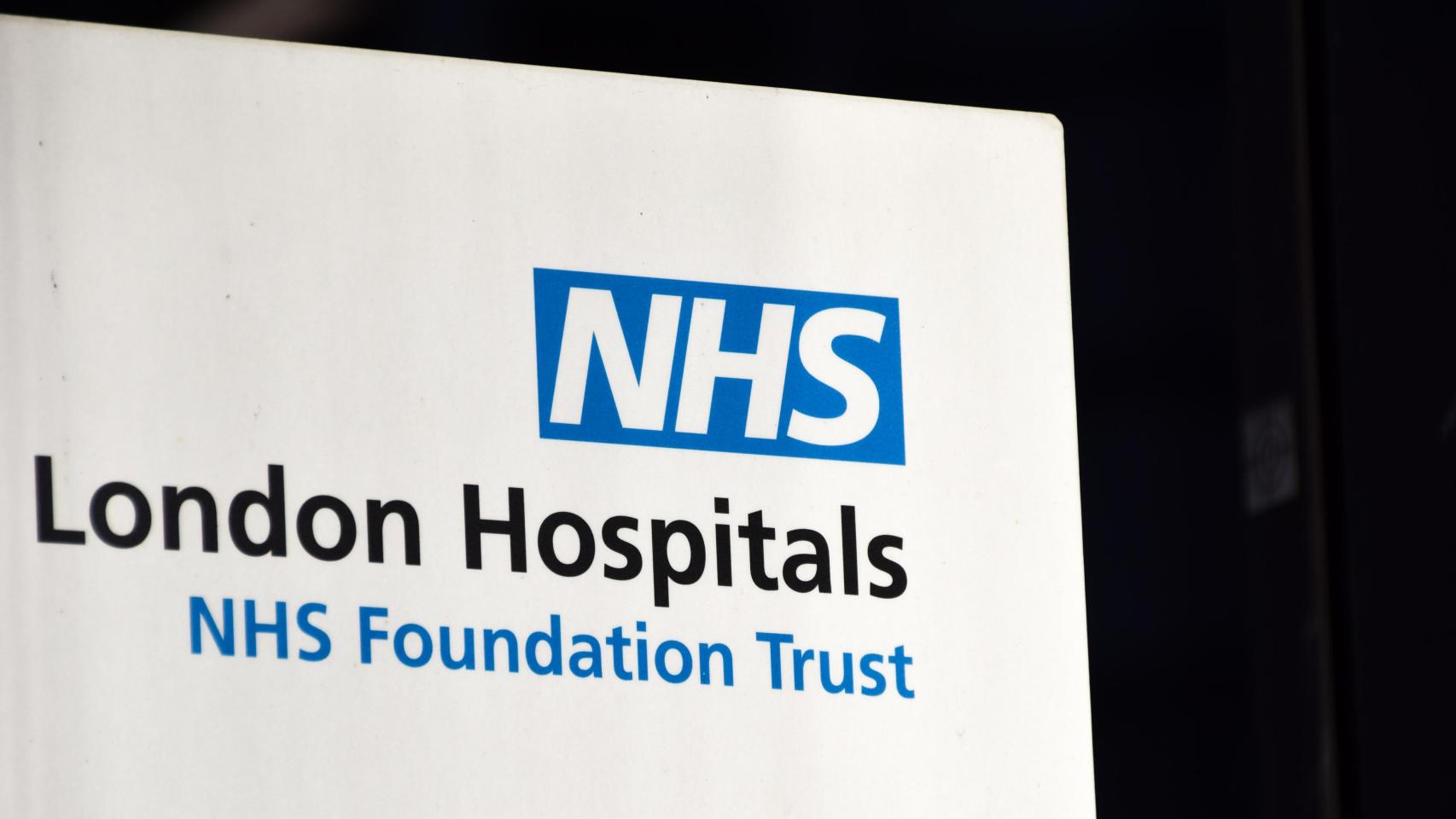 Cartel del Servicio Nacional de Salud (NHS) de Inglaterra.