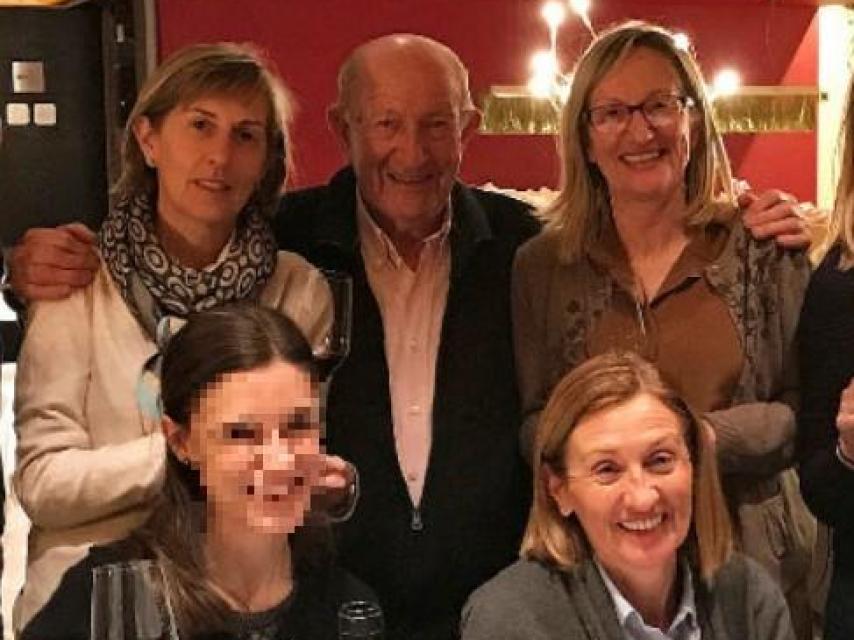 Alejandro Fernández, con sus hijas Mari Cruz (izq) y Olga. Abajo, Lucía.
