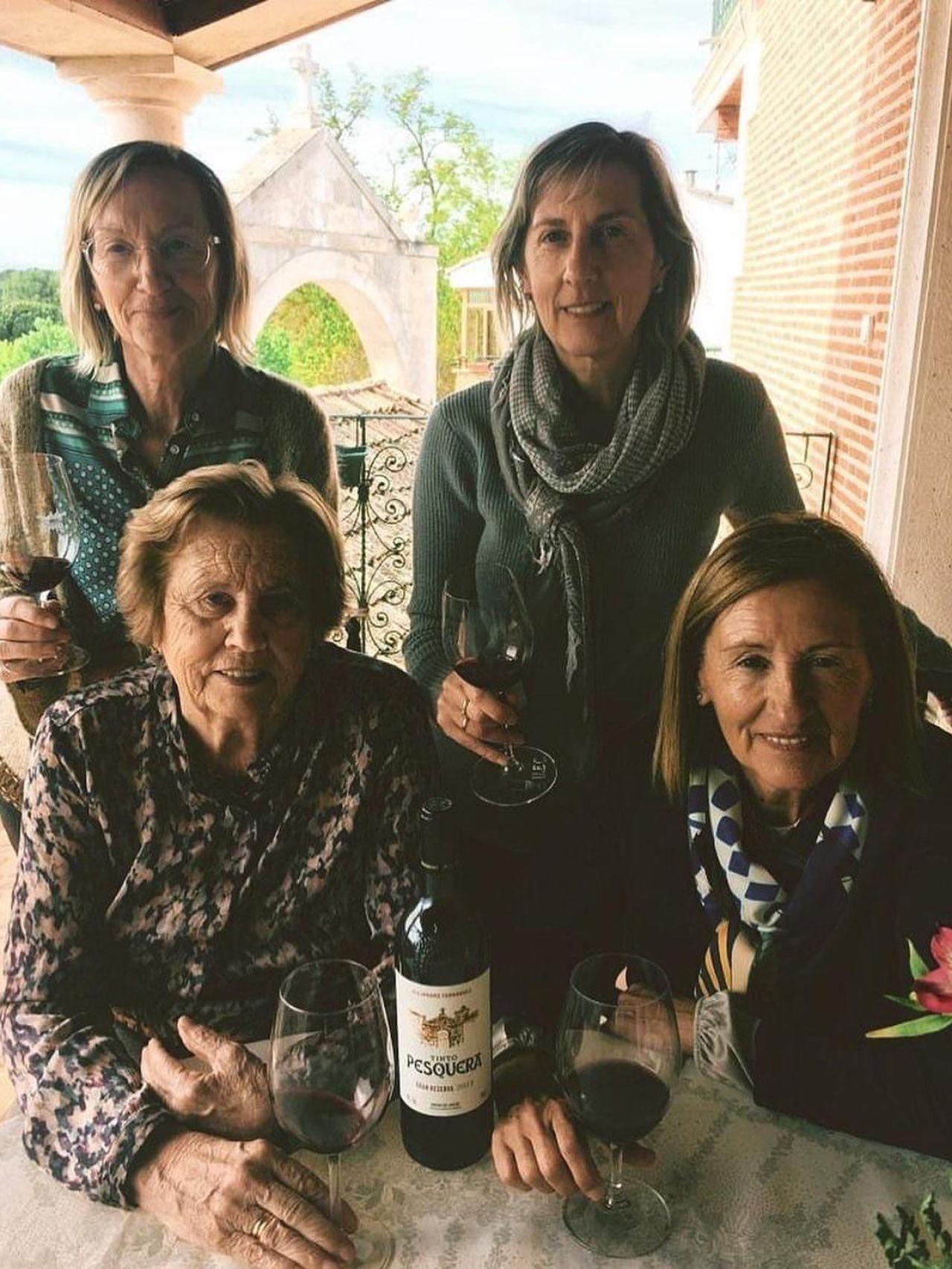 Emilia Rivera, exmujer de Alejandro, junto a sus hijas mayores: Olga, Lucía y Mari Cruz.
