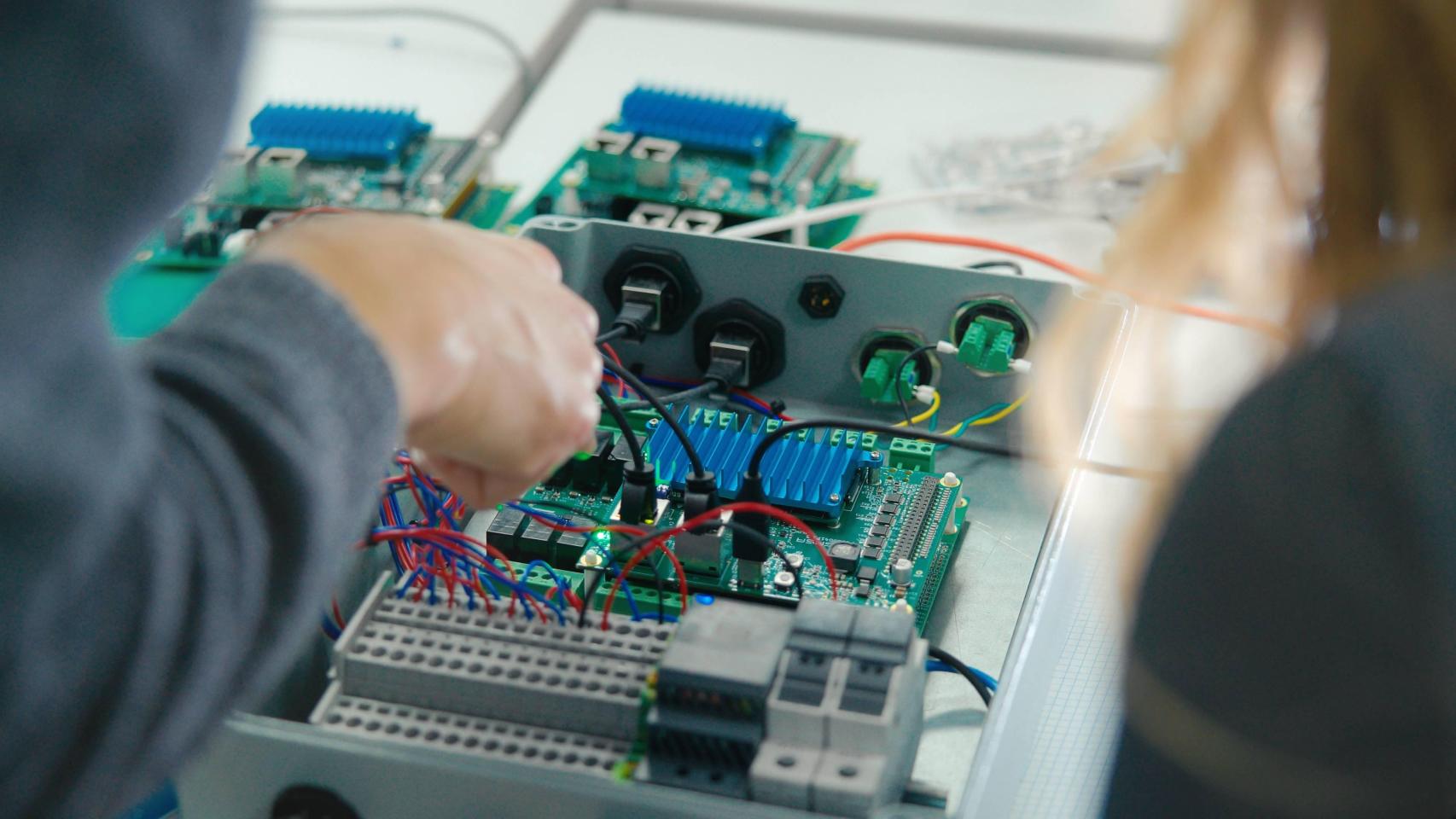 Sistema de baterías desarrollado por Cegasa Energía junto a Ikerlan, base del proyecto para integrar conectividad, ciberseguridad e inteligencia artificial.