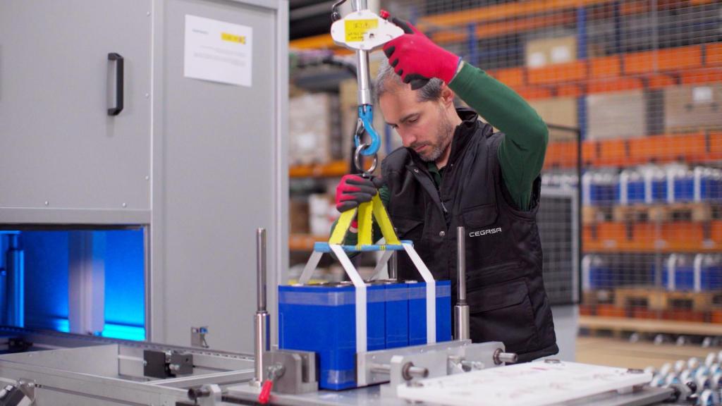 Batería industrial de litio de Cegasa, preparada para incorporar nuevas funciones mediante software y conectividad.