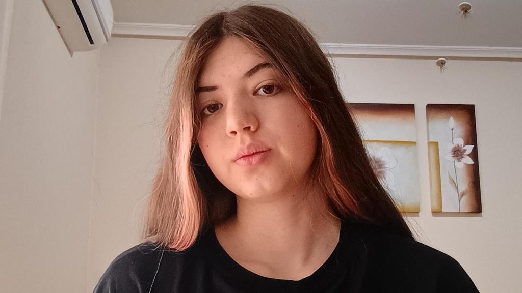 Sara Olmos también forma parte del grupo.