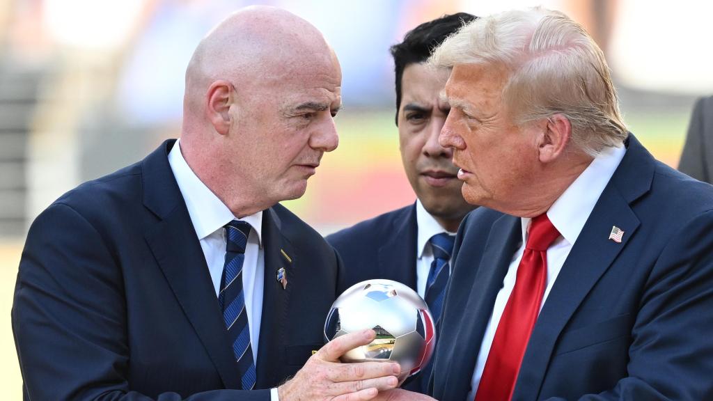 Infantino habla con Donald Trump.