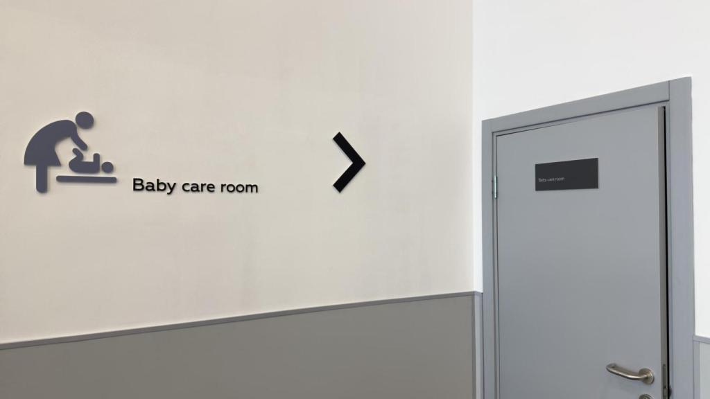 Letrero de pared para sala de cuidado de bebés en instalaciones públicas.
