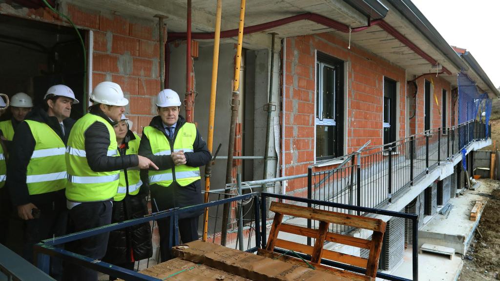 Mañueco en una visita en 2025 al desarrollo residencial 'Vega de las Claras' en Aguilar de Campoo