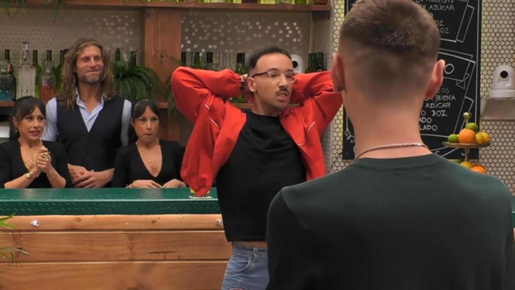 Un soltero de 'First Dates' hace una demostración de baile en medio del restaurante.