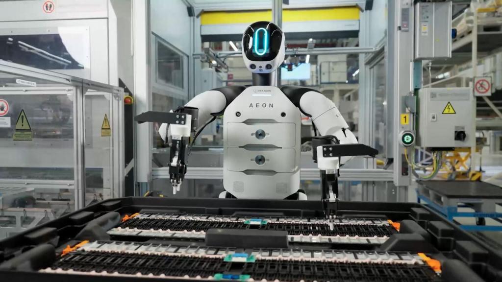 Robot AEON en una planta de BMW.