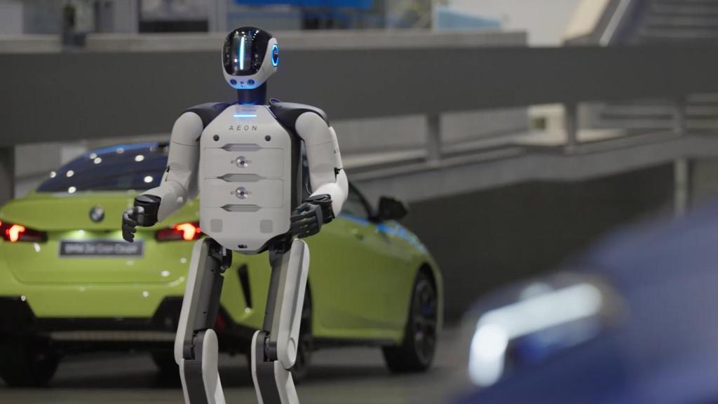 Robot AEON en una planta de BMW.