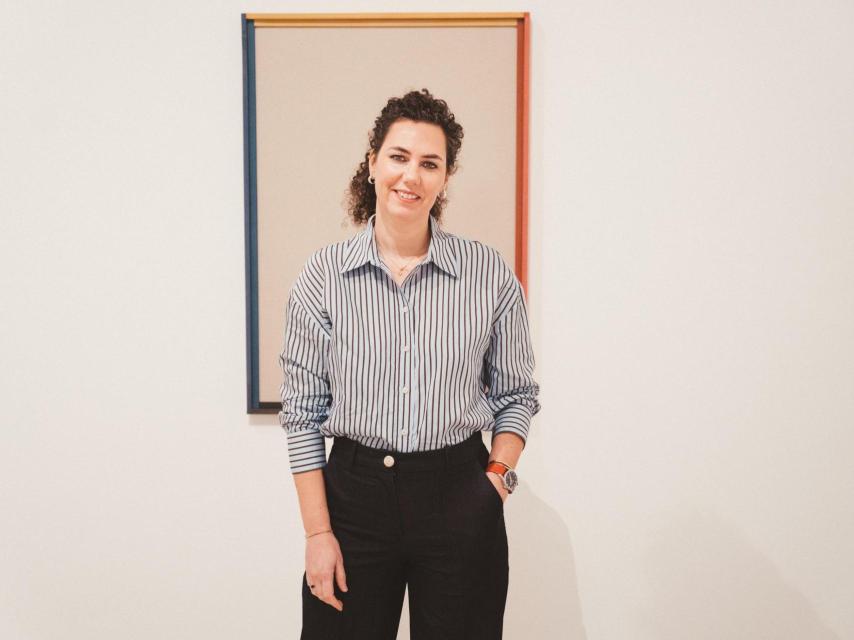 La artista trabaja con materiales industriales.