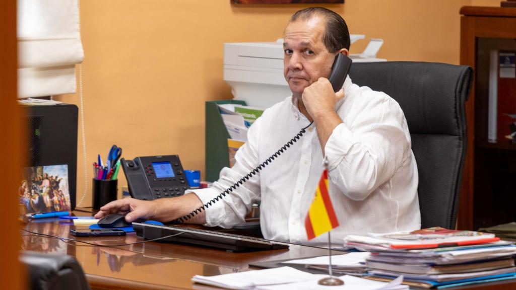 José Luis Martínez, alcalde de Magán (Toledo), en su despacho.