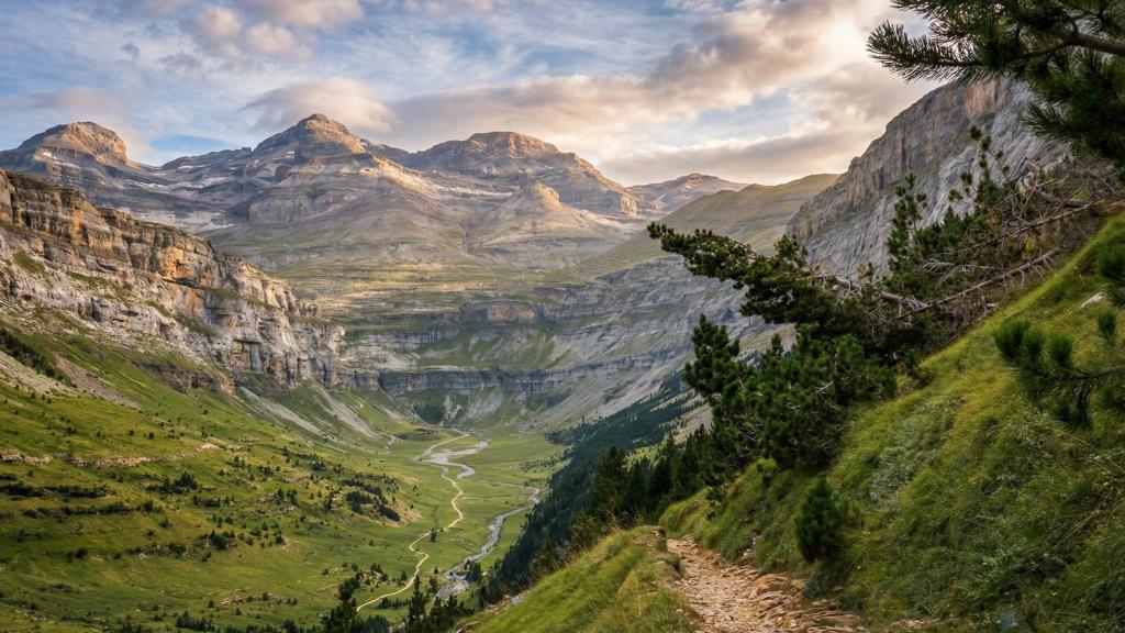 Las montañas que rodean la ruta hacia la cascada de la Cola de Caballo, en Huesca (Aragón).