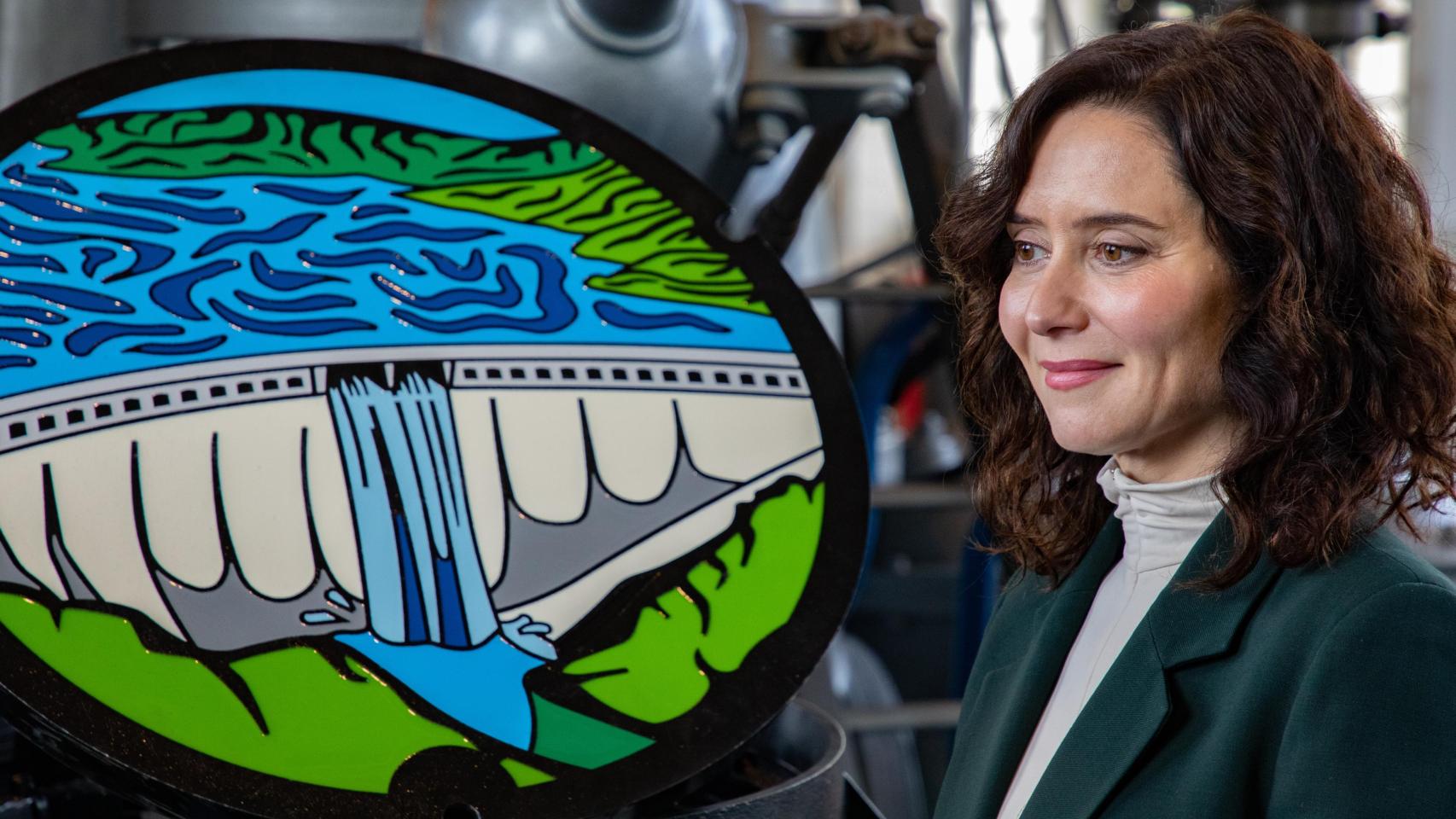 Isabel Díaz Ayuso durante su visita a la Minicentral Hidroeléctrica de Torrelaguna.