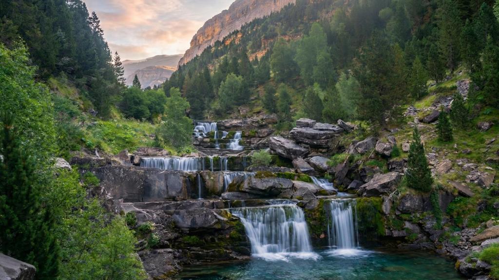 Ruta hacia la cascada de la Cola de Caballo, en Huesca (Aragón).