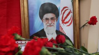 Se depositan flores junto al retrato del líder supremo iraní, el ayatolá Alí Jamenei, cerca de la Embajada de Irán en Moscú.