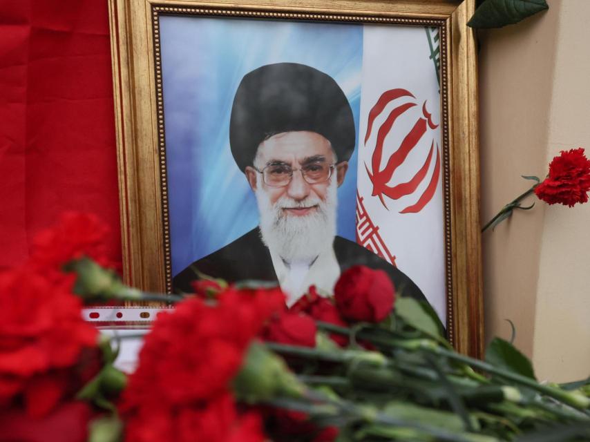Flores, in a portrait of Iran's Supreme Leader Ayatollah Ali Khamenei, is looking for the Embajada de Iran in Moscow.