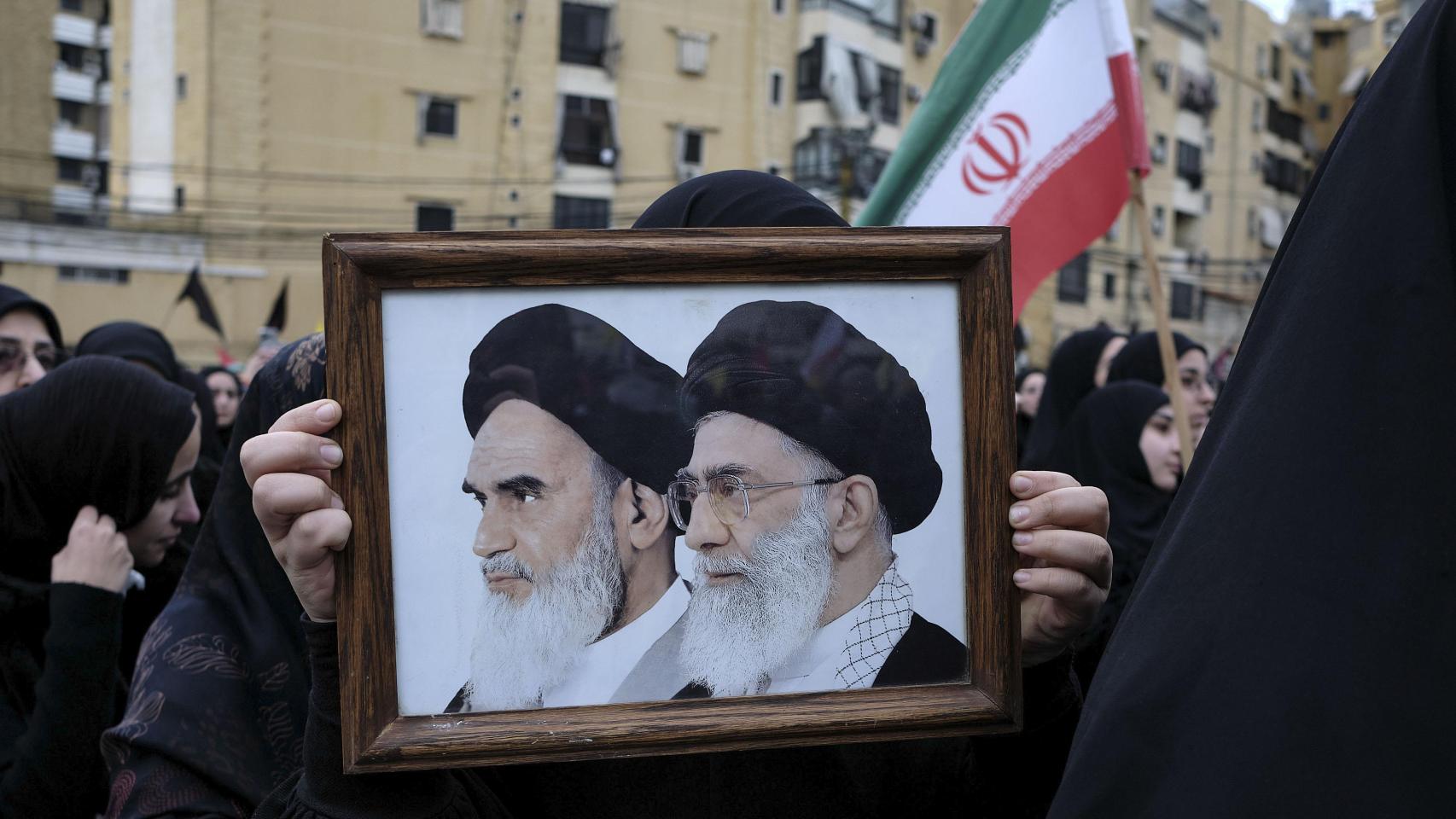 Miles de simpatizantes del grupo chií libanés Hizbulá se congregaron este domingo en el suburbio sureño de Beirut del Dahye  para honrar a líder supremo iraní Alí Jameneí