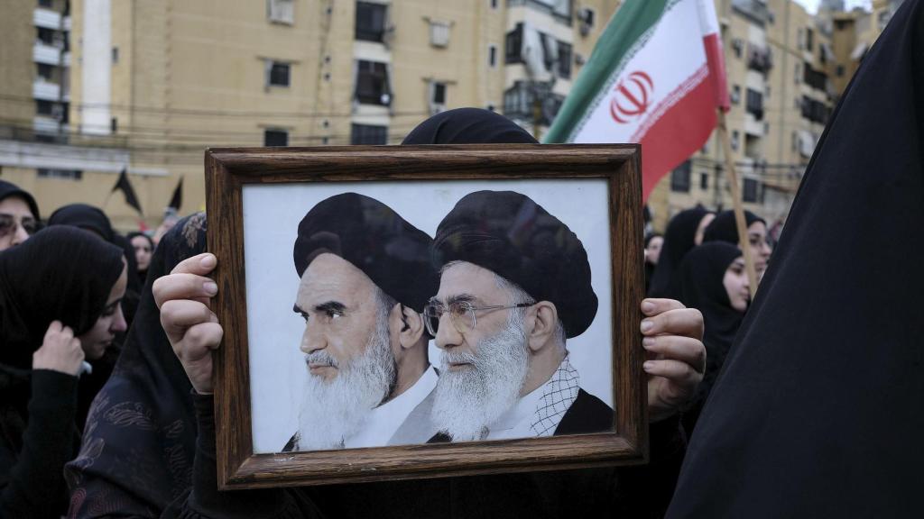 Miles de simpatizantes del grupo chií libanés Hizbulá se congregaron este domingo en el suburbio sureño de Beirut del Dahye  para honrar a líder supremo iraní Alí Jameneí