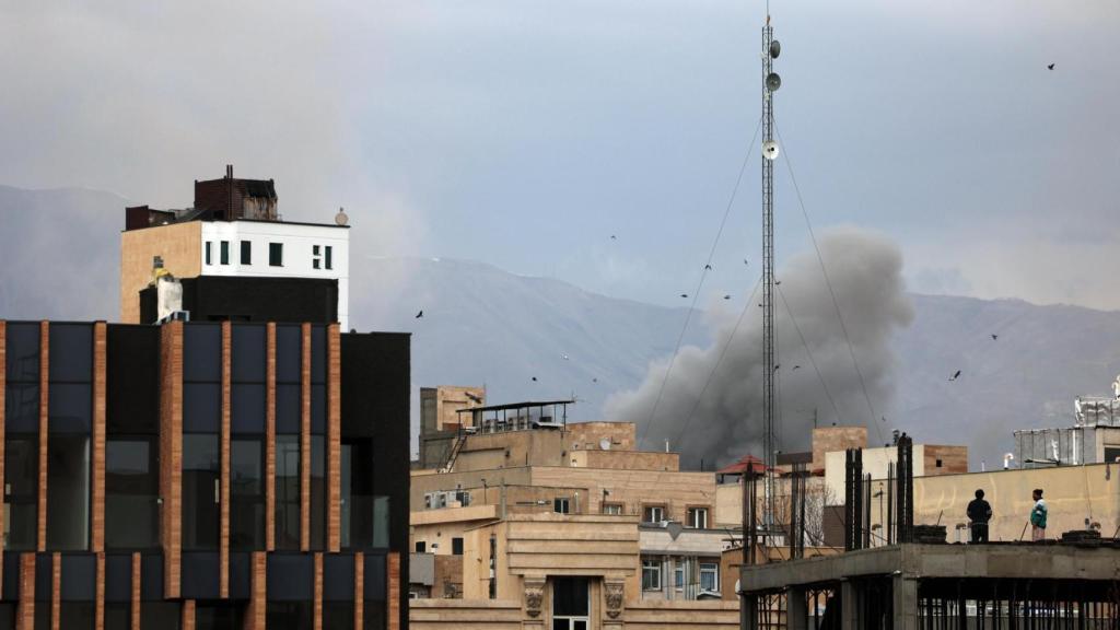 Humo tras un ataque aéreo en Teherán.