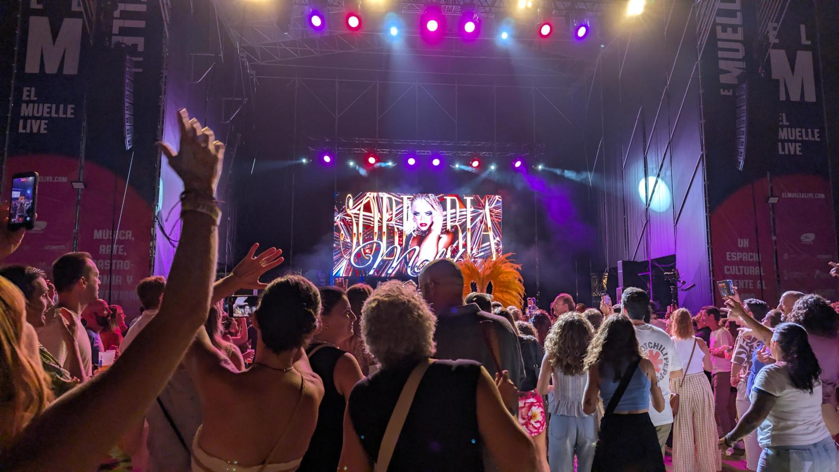 El escenario principal de El Muelle Live.