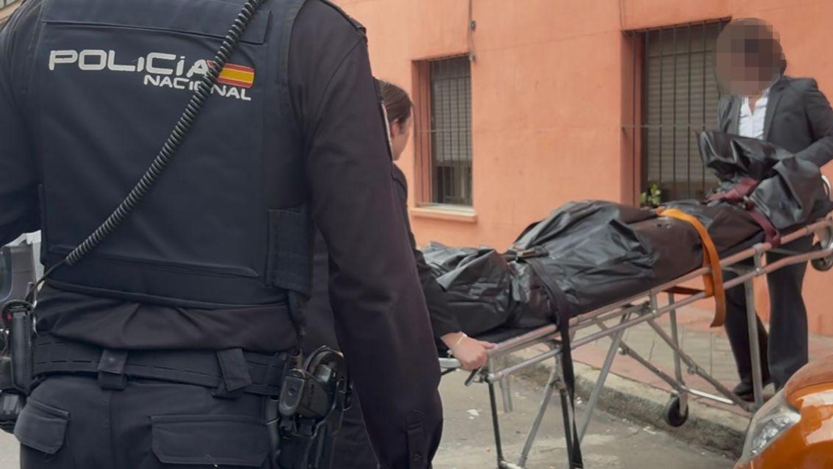 La Policía y los servicios funenarios trasladando el cuerpo de Sara.