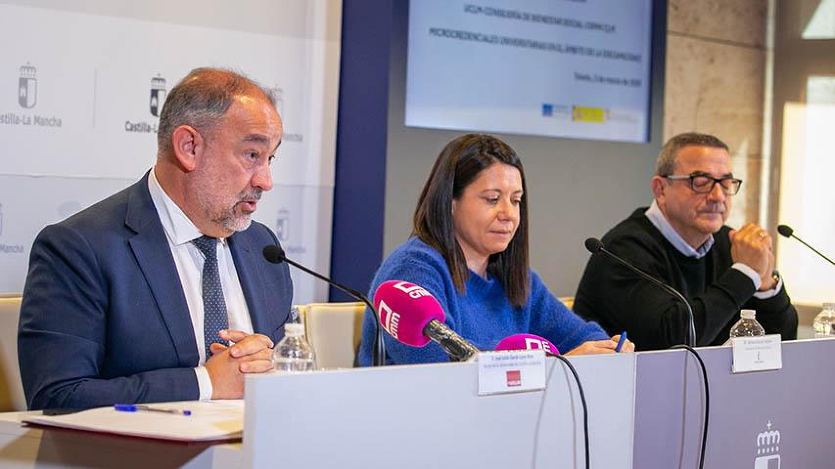 Julián Garde, rector de la UCLM; Bárbara García, consejera de Bienestar Social y José Antonio Romero, gerente del CERMI Castilla-La Mancha.