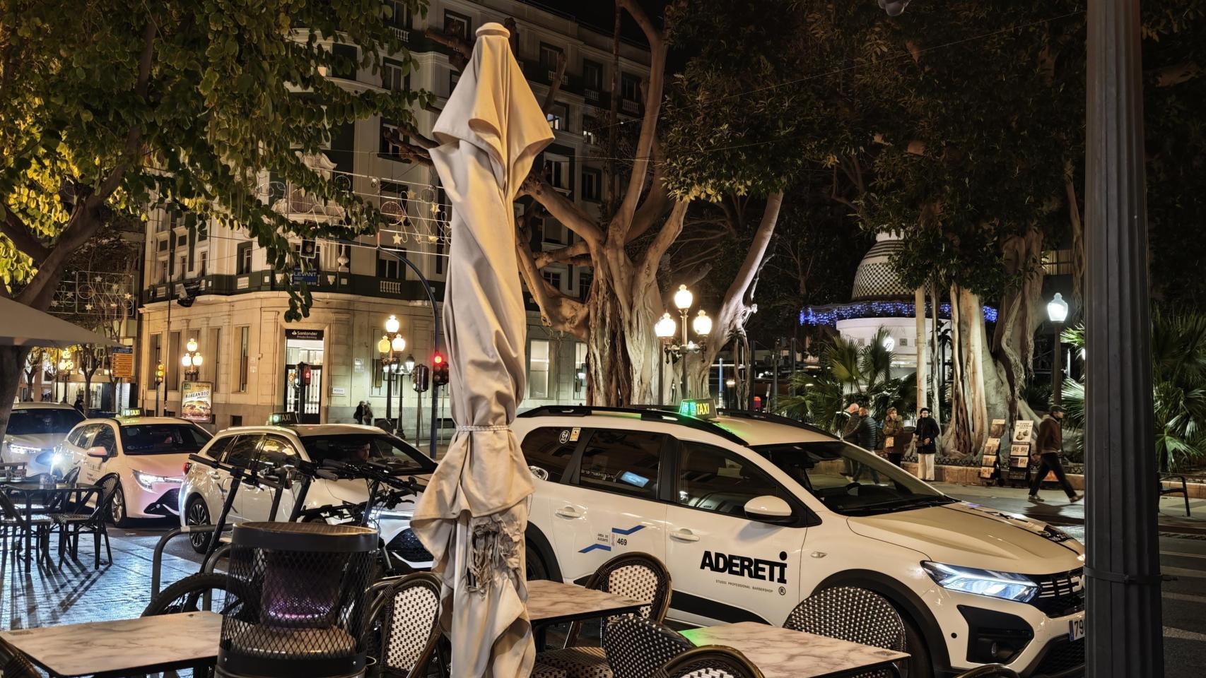 Las terrazas tendrán que plegar sus sombrillas este martes y miércoles por la alerta amarilla.