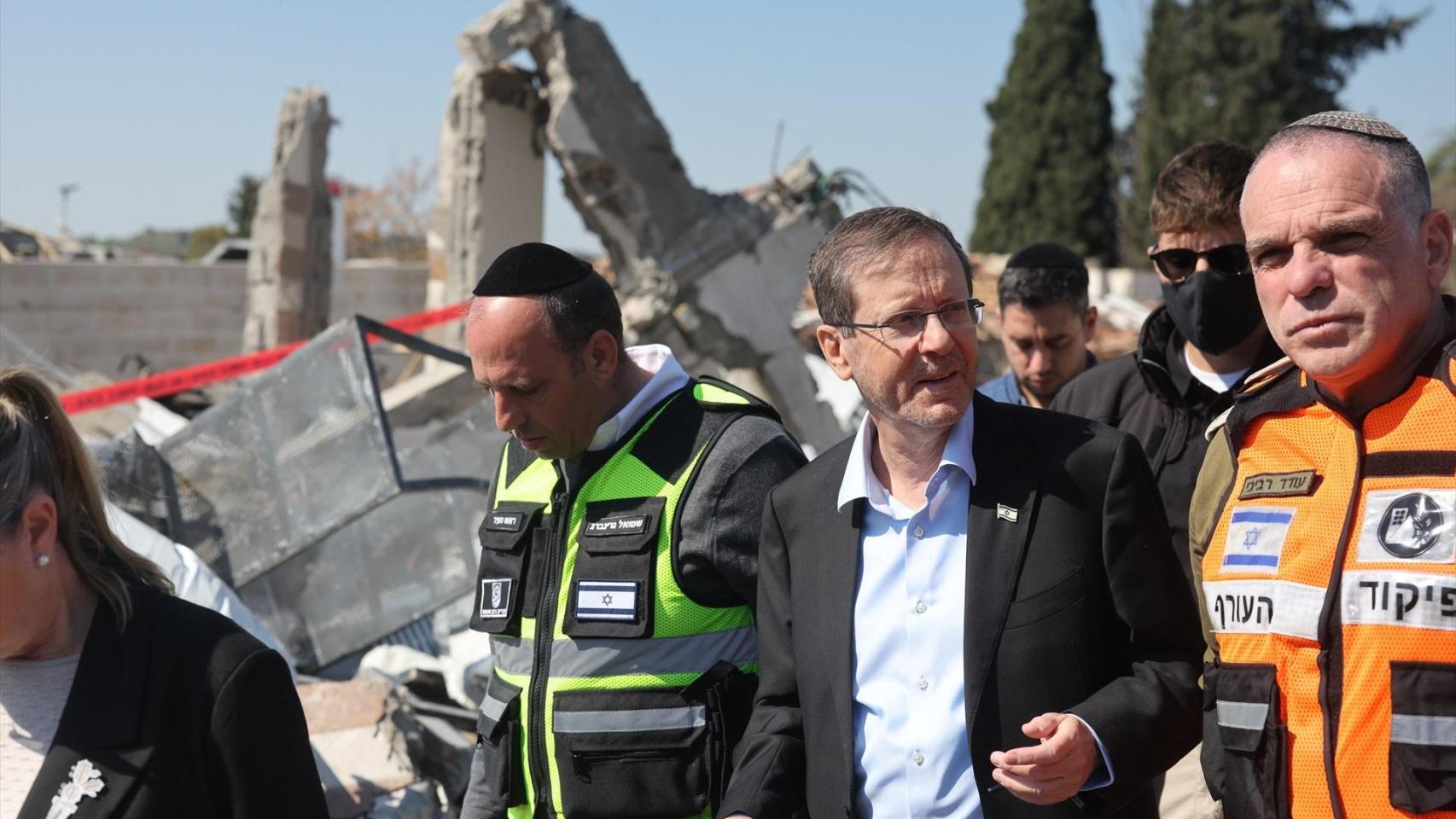 El presidente israelí, Isaac Herzog, visita el lugar alcanzado por misiles iraníes en Beit Shemesh.