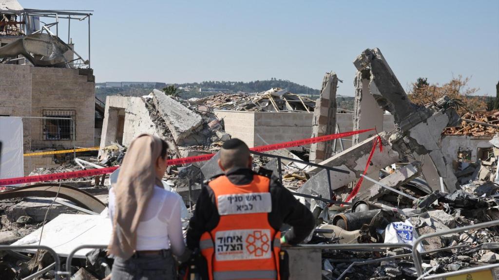 Vista general de los daños en el lugar alcanzado por misiles iraníes, que causaron la muerte de al menos nueve personas y heridas a varias más en Beit Shemesh.