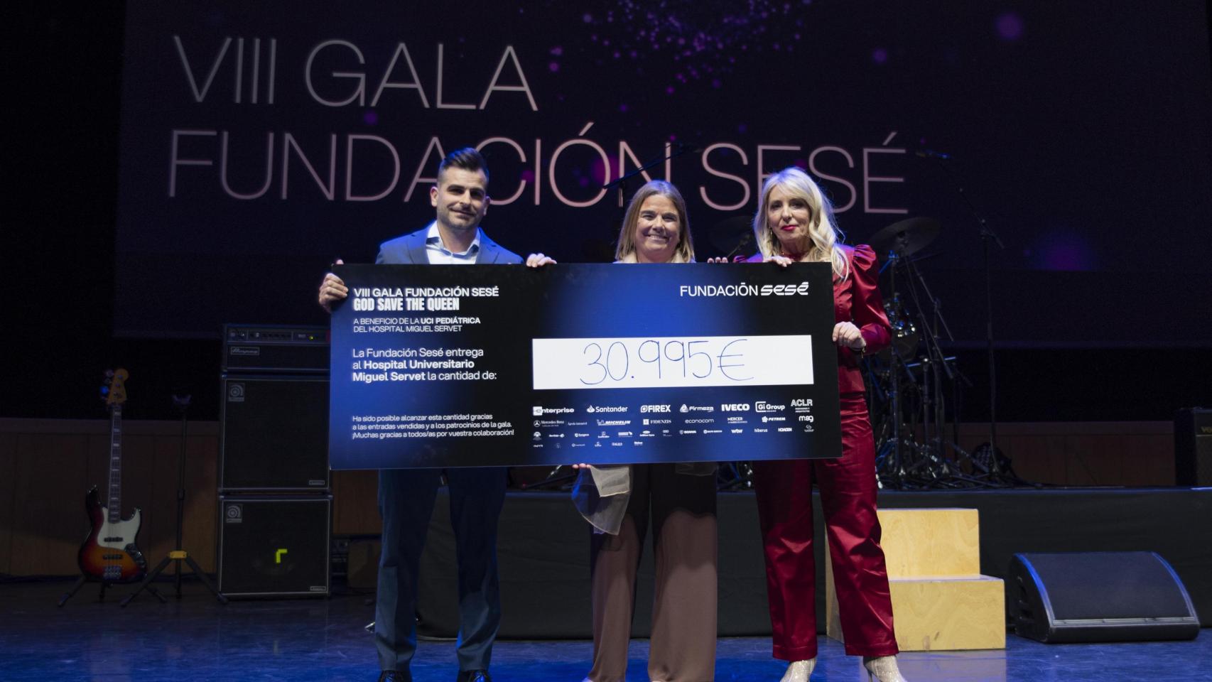 Entrega del cheque para la nueva UCI Pediátrica del Miguel Servet