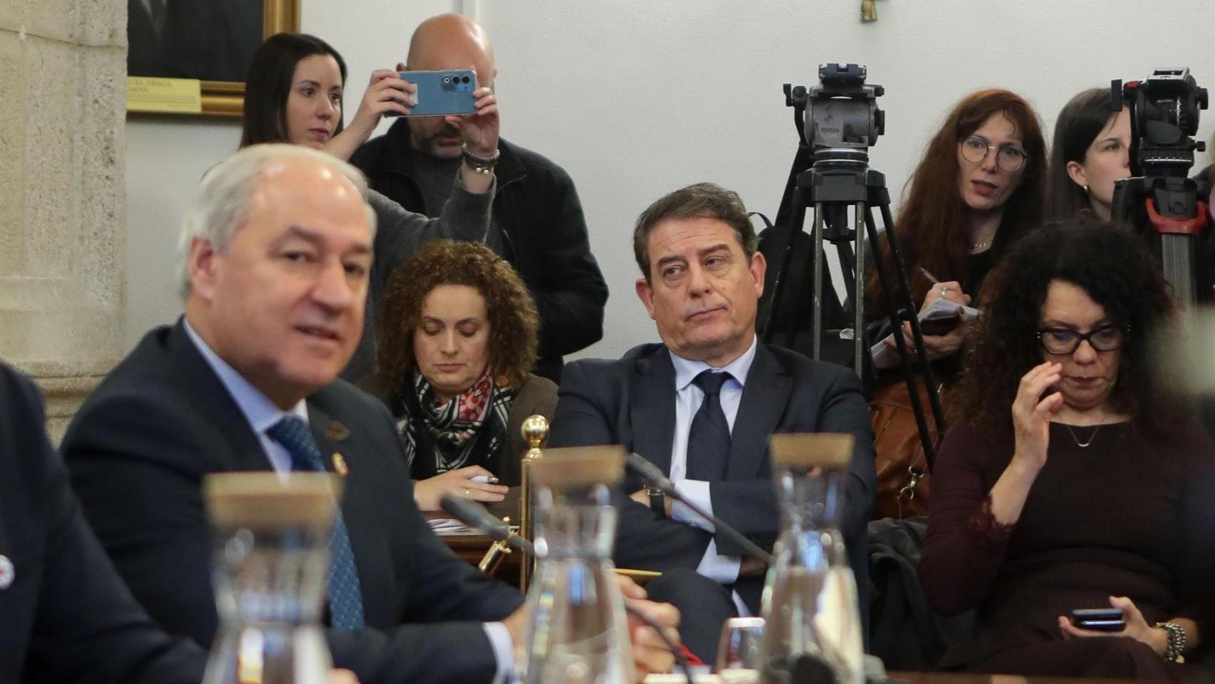 El ex presidente de la Diputación de Lugo, José Tomé (i), y el secretario general del PSdeG y portavoz del Grupo Socialista en el Parlamento de Galicia, José Ramón Gómez Besteiro (2d), durante la celebración de un pleno