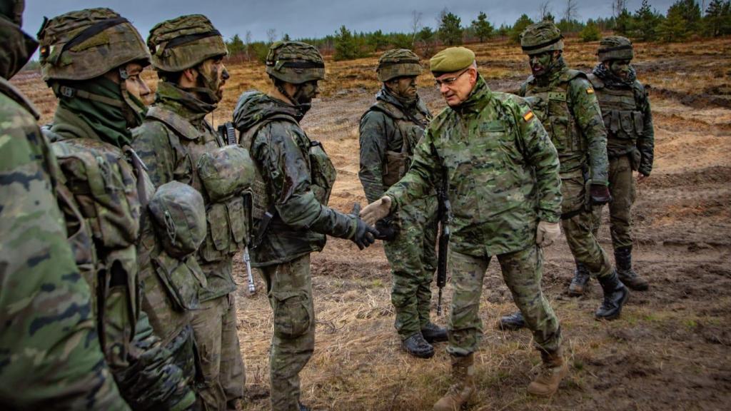 El teniente general Montenegro, en 2021, en la base de Adazi, Letonia, visitando fuerzas españolas desplegadas.