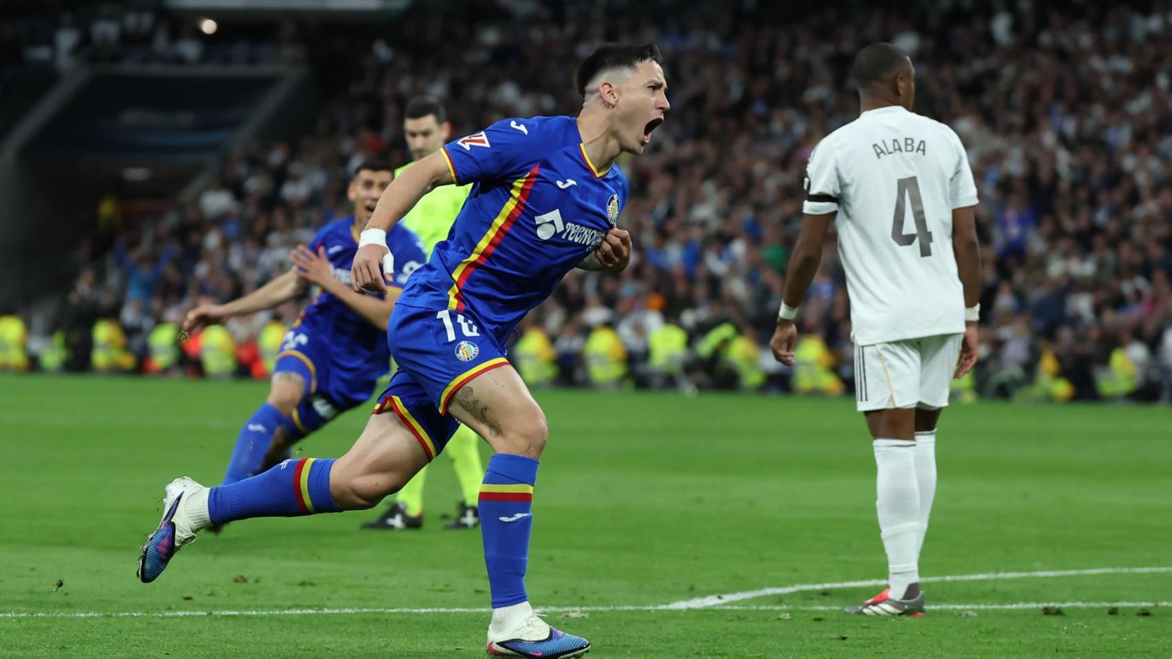 Satriano celebra su gol con el Getafe en el Santiago Bernabéu