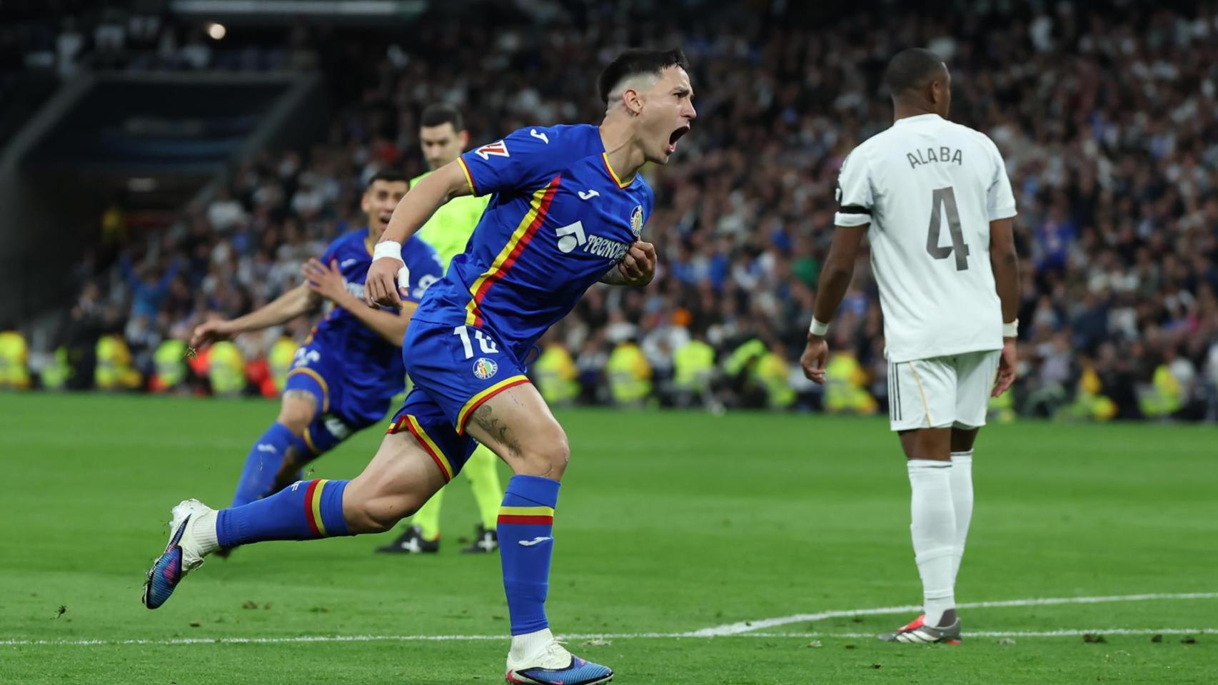 Satriano celebra su gol con el Getafe en el Santiago Bernabéu