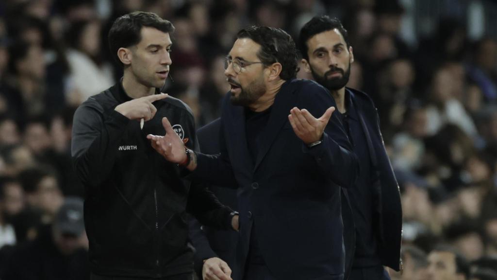 Bordalás discutiendo con el cuarto árbitro ante la mirada de Arbeloa