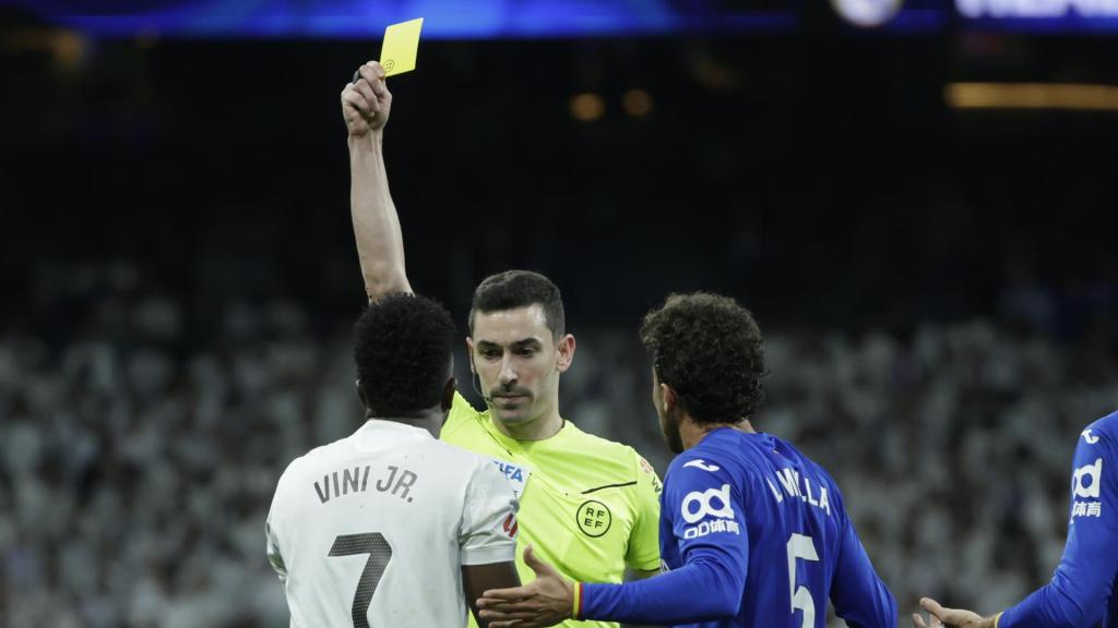 La amarilla a Vinicius al final del partido