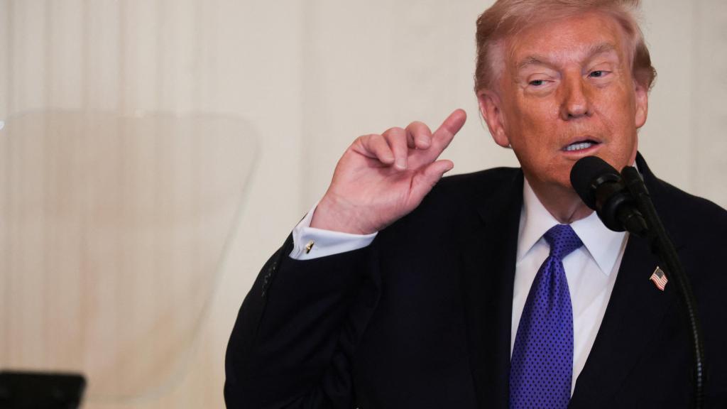 Donald Trump gesticula mientras escucha el ruido de unas obras durante una ceremonia de la Medalla de Honor en la Casa Blanca.