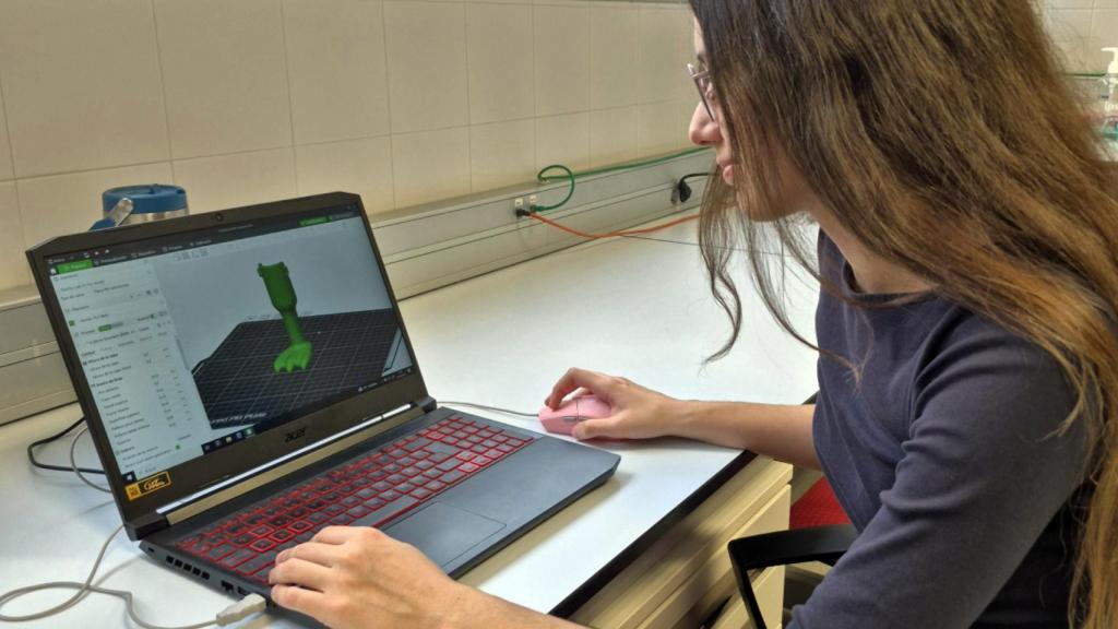 La joven Ana Zamora frente a uno de los diseños de las prótesis para tortugas y pingüinos.