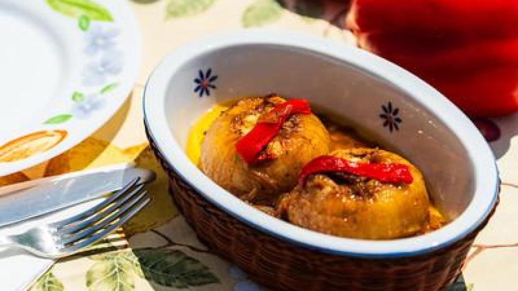 Cebollas rellenas, una de las recetas que se preservan dentro de la Cocina de Carbón.