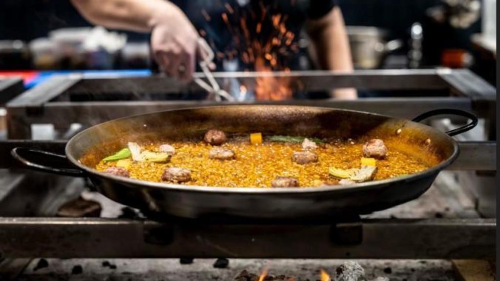 Paellas a leña a pleno rendimiento.